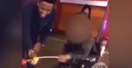 El incidente se reportó en una calle de Liverpool.