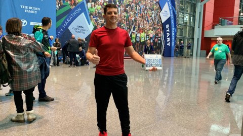 El venezolano Raúl Asencion muestra su número (Bib) que le asignaron para participar en el maratón.