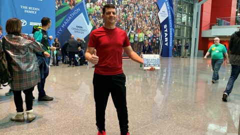 El venezolano Raúl Asencion muestra su número (Bib) que le asignaron para participar en el maratón.