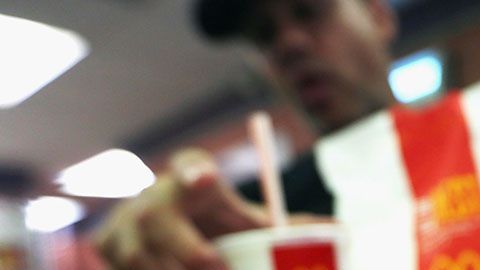 El hombre sintió que la bebida sabía rara, pero siguió tomándosela de todos modos.