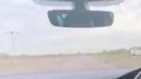 El menor conduce un auto Volkswagen, modelo Golf, Type R.