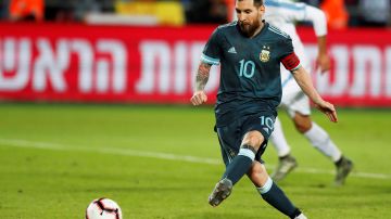 Lionel Messi volvió a ser la estrella en el partido aunque no pudo evitar el empate de la albiceleste.