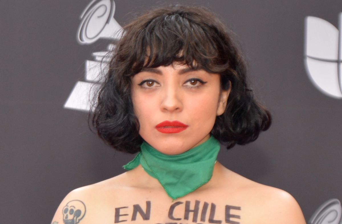 They call Mon Laferte a "hypocrite" after announcing her pregnancy and