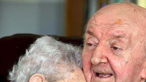Madre e hijo viven en la misma residencia de ancianos.