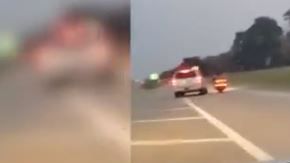 Luego de confrontar a la pareja el conductor agresivo se aleja a toda velocidad.