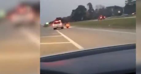 Luego de confrontar a la pareja el conductor agresivo se aleja a toda velocidad.