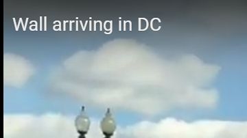 Un pedazo del Muro de Berlín dedicado a Trump llega a Washington DC.