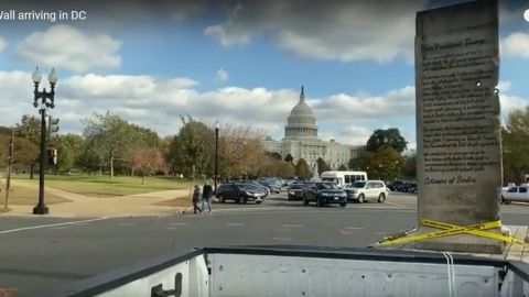 Un pedazo del Muro de Berlín dedicado a Trump llega a Washington DC.