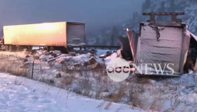 Un camión volcado  debido a la nieve en Colorado.