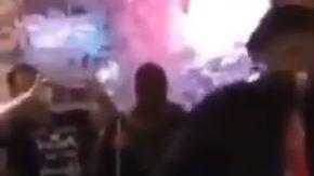 El novio destapa el ataúd que había en medio del salón para darle paso a su mujer.