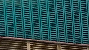 Un grupo de trabajadores pide que les paguen su trabajo, frente a la compañía contratista.