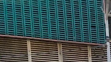 Un grupo de trabajadores pide que les paguen su trabajo, frente a la compañía contratista.