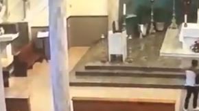 La pareja tuvo el descaro de persignarse antes de cometer el atraco.