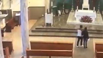 La pareja tuvo el descaro de persignarse antes de cometer el atraco.