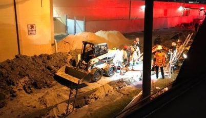 El plomero quedó enterrado en las instalaciones de un centro comercial.