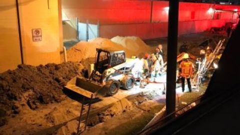 El plomero quedó enterrado en las instalaciones de un centro comercial.