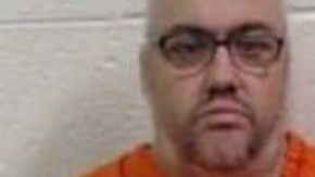 Everett Whitt, de 46 años, enfrenta varios cargos.