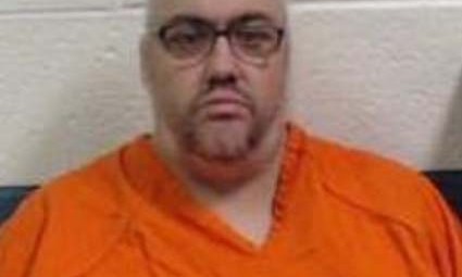 Everett Whitt, de 46 años, enfrenta varios cargos.