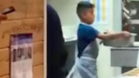 Según el cliente, el niño parecía de nueve de unos 9 años.