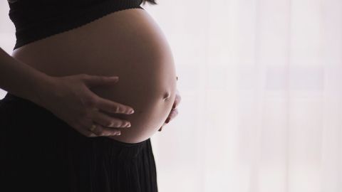 pregnant-1245703_1280