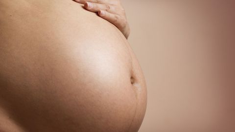 La mujer pensó que sus bebés estaban presionando sus costillas.