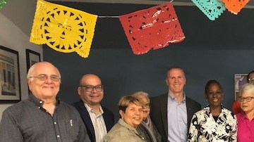 La primera dama de NYC Chirlane McCray (centro) hace el anuncio en San Juna, junto a la comisionada del DFTA Lorraine Cortés-Vázquez (de amarillo)