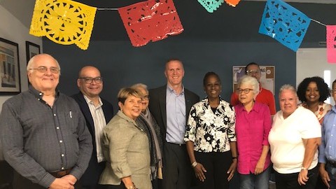 La primera dama de NYC Chirlane McCray (centro) hace el anuncio en San Juna, junto a la comisionada del DFTA Lorraine Cortés-Vázquez (de amarillo)