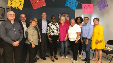 La primera dama de NYC Chirlane McCray (centro) hace el anuncio en San Juna, junto a la comisionada del DFTA Lorraine Cortés-Vázquez (de amarillo)