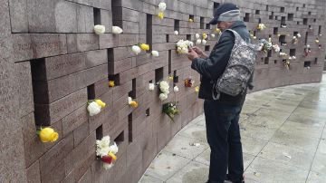A pesar de las temperaturas congelantes familiares y amigos visitaron el Memorial en Queens.