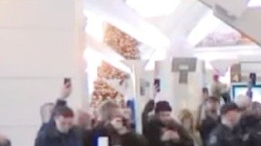 Trabajadores se acostaron en el piso