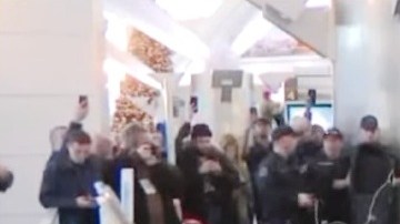 Trabajadores se acostaron en el piso