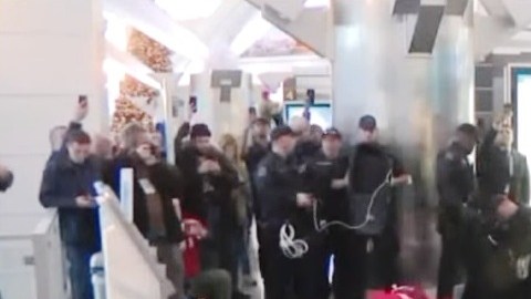 Trabajadores se acostaron en el piso