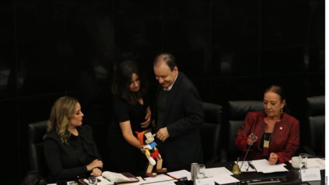 Senadora obsequió el muñeco al fundionario.