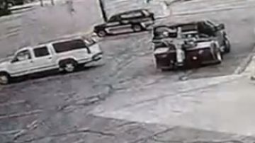 En el video se observa al conductor llevarse el vehículo.