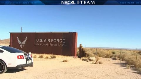 La mujer tuvo suerte de ser hallada aún con vida cerca de la base Edwards en el desierto.