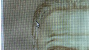 Las autoridades describen al sospechoso como un hombre anglosajón de media altura, cabello gris y posiblemente un tatuaje en su brazo derecho.