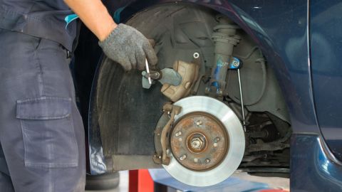 Los frenos tienden a desgastarse más durante las temporadas invernales, por eso conviene chequear su estado antes de emprender un viaje corto o largo en auto.