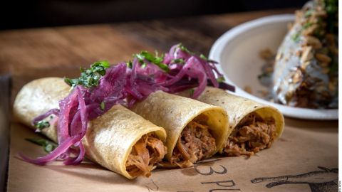 Los tacos de carnitas son tradicionales en la cocina mexicana.