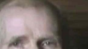 Kevin King, a la izquierda, en una imagen de 2016 durante su secuestro, y Timothy Weeks fotografiado haciendo una declaración ante la cámara en 2017.