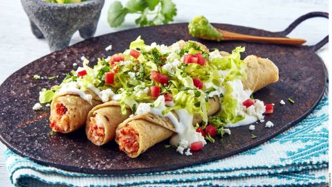 Los tacos dorados son famosos por su textura crujiente y suculentos rellenos. ¡Prepararlos en casa es de lo más sencillo!