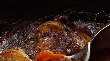 El caldo de huesos es uno de los alimentos naturales con mayor poder antiinflamatorio y es una fuente importante de aminoácidos.