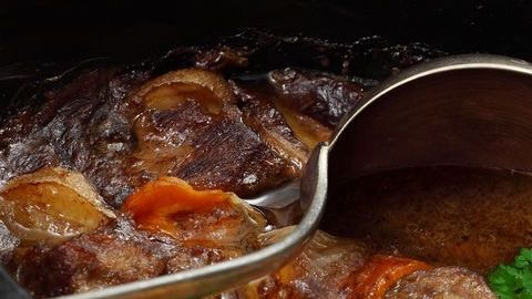 El caldo de huesos es uno de los alimentos naturales con mayor poder antiinflamatorio y es una fuente importante de aminoácidos.