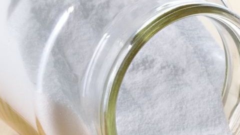El bicarbonato de sodio es un ingrediente que no puede faltar en el hogar, se le atribuyen grandes usos, es económico y es el ingrediente base de extraordinarios remedios caseros.