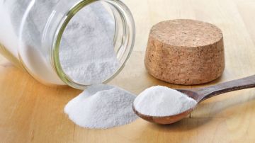 El bicarbonato de sodio es un ingrediente que no puede faltar en el hogar, se le atribuyen grandes usos, es económico y es el ingrediente base de extraordinarios remedios caseros.