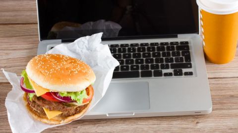 Limita el consumo de comidas rápidas a ocasiones especiales. Opta por preparar alimentos caseros ¡Es la mejor forma de cuidar tu salud!