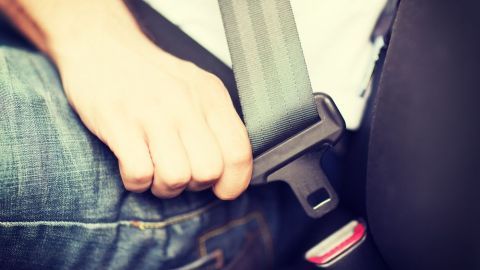 No importa la distancia que vayas a recorrer; usa siempre el cinturón de seguridad.