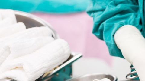 El problema se suscitó porque un empleado no siguió los procedimientos de esterilización.