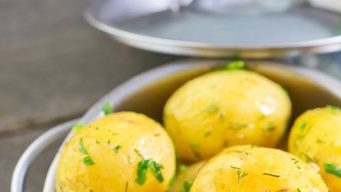 Evita refrigerar y congelar las papas, siempre será mejor mantenerlas en un lugar oscuro y fresco.