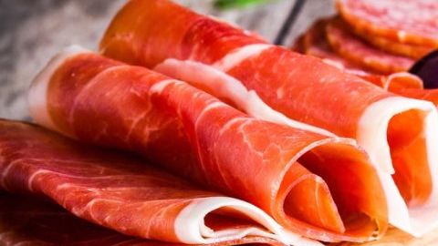El jamón es uno de los productos estrellas de la gastronomía española y forma parte de las carnes frías más famosas en todo el mundo.