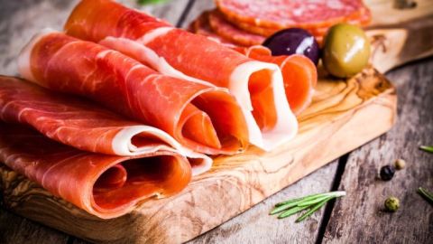 El jamón es uno de los productos estrellas de la gastronomía española y forma parte de las carnes frías más famosas en todo el mundo.